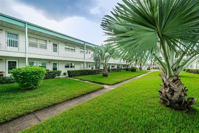 8 - 5267 81st Street N, Condo with 2 bedrooms, 1 bathrooms and null parking in St Petersburg FL | Image 1