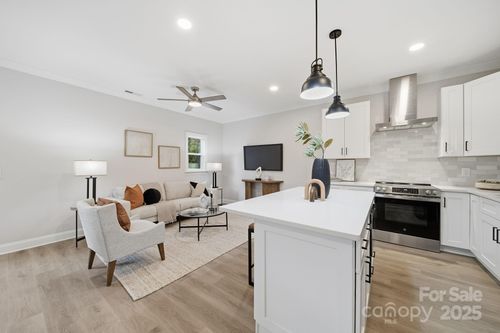 105 N Smallwood Pl, Charlotte, NC, 28216-5235 | Card Image