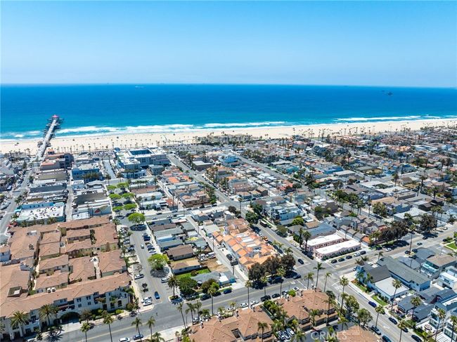 326 6 Th St, House other with 4 bedrooms, 5 bathrooms and 2 parking in Huntington Beach CA | Image 66