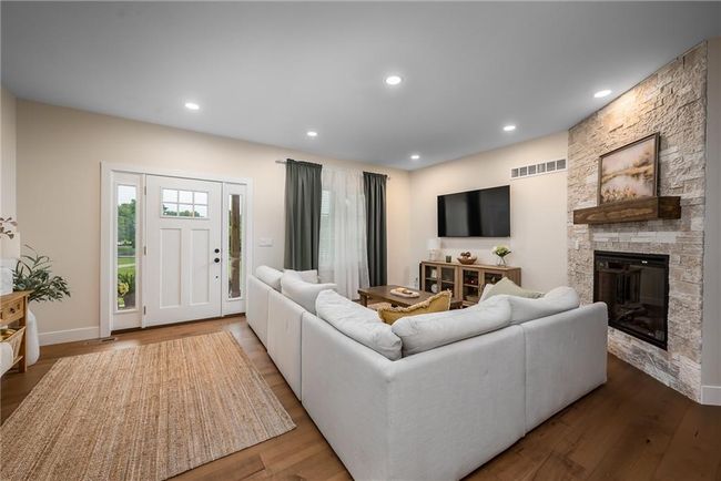 938 Mount Calvary Rd, House other with 5 bedrooms, 3 bathrooms and null parking in Lansing KS | Image 5