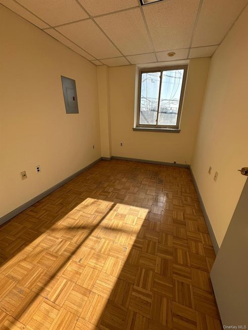 3800 E Tremont Ave, Bronx, NY, 10465-2455 | Card Image