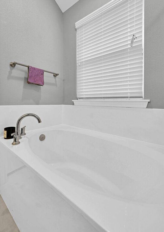 412 Travis Dr, House other with 4 bedrooms, 2 bathrooms and 2 parking in McGregor TX | Image 21