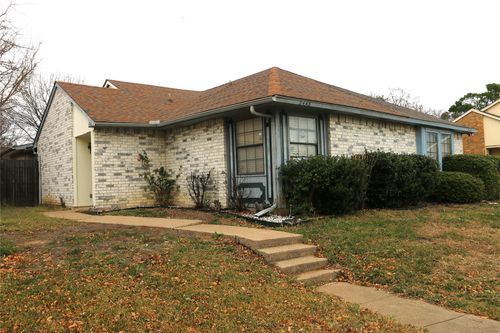 2443 Limestone Dr, Arlington, TX, 76014-1815 | Card Image