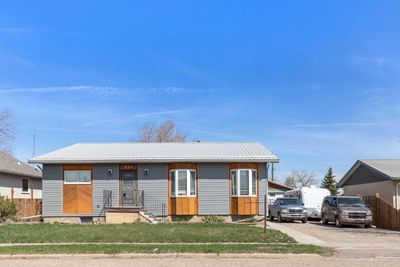 110 4 Ave W, House detached with 4 bedrooms, 3 bathrooms and 4 parking in Bow Island AB | Image 1