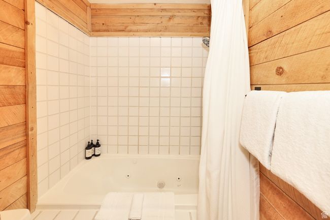 Combined bath with shower and jetted tub | Image 33