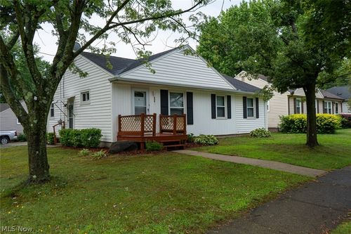 890 Independence Avenue, Akron, OH, 44310 | Card Image