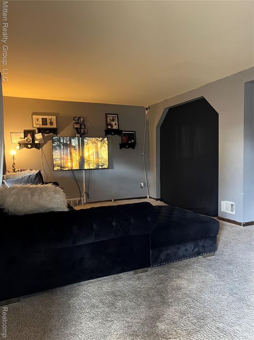 26044 Lehner St, Roseville, MI, 48066-3173 | Card Image