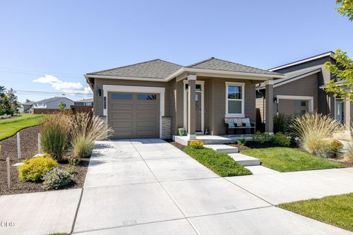 3895 Ne Oakside Loop, Bend, OR, 97701-5916 | Card Image