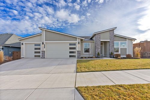 3842 Ne Oakside Loop, Bend, OR, 97701-5916 | Card Image