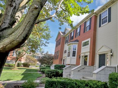 102-3 - 763 Thornbury Court, Condo with 3 bedrooms, 2 bathrooms and 2 parking in Bartlett IL | Image 1