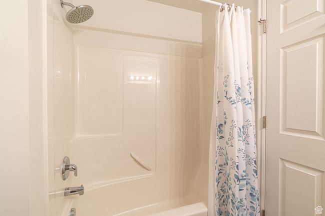 Bathroom with shower / bath combo with shower curtain | Image 22