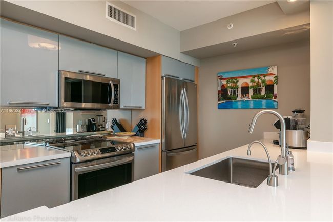 APT-1005 - 17555 Atlantic Blvd, Condo with 2 bedrooms, 2 bathrooms and null parking in Sunny Isles Beach FL | Image 4