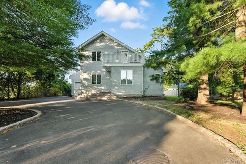 100 Manor Ln, Riverhead, NY, 11901-5647 | Card Image