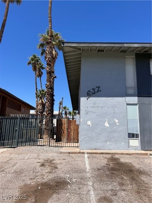 637 N 11th St, Las Vegas, NV, 89101-2585 | Card Image