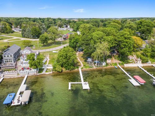 11227 Ne Wawasee Dr, Syracuse, IN, 46567-8633 | Card Image