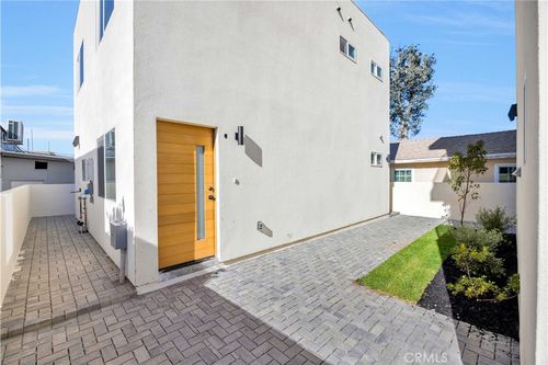 c-10905 Dalerose, Inglewood, CA, 90304 | Card Image