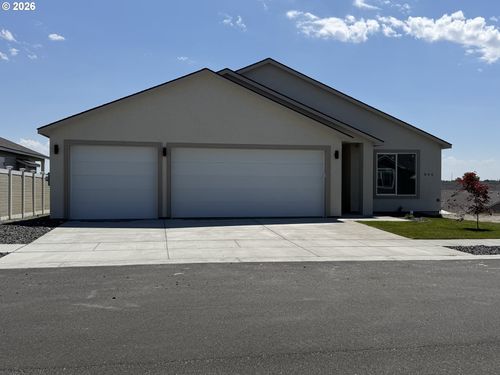 840 E Montana Ave, Hermiston, OR, 97838-2230 | Card Image