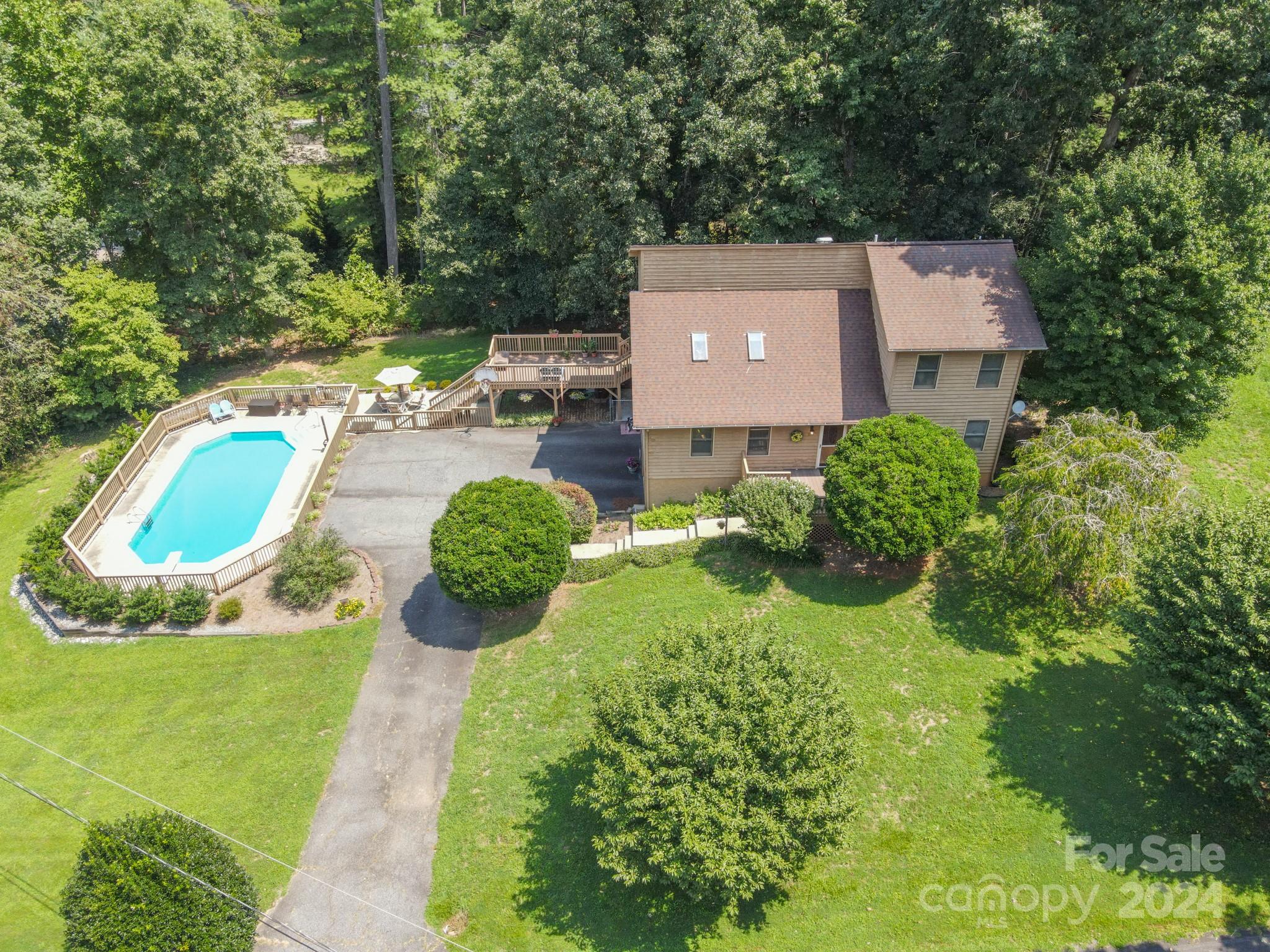 Linnaean Dr, Morganton, NC 28655