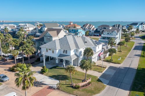 923 Short Reach Dr, Tiki Island, TX, 77554-7130 | Card Image