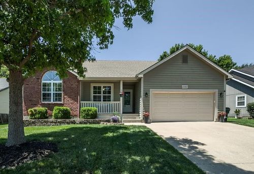1320 Pin Oak Cir, Ottawa, KS, 66067-3275 | Card Image
