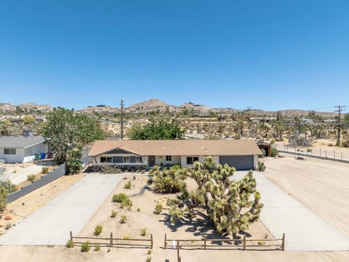 57530 Warren Way, Yucca Valley, CA, 92284-3040 | Card Image