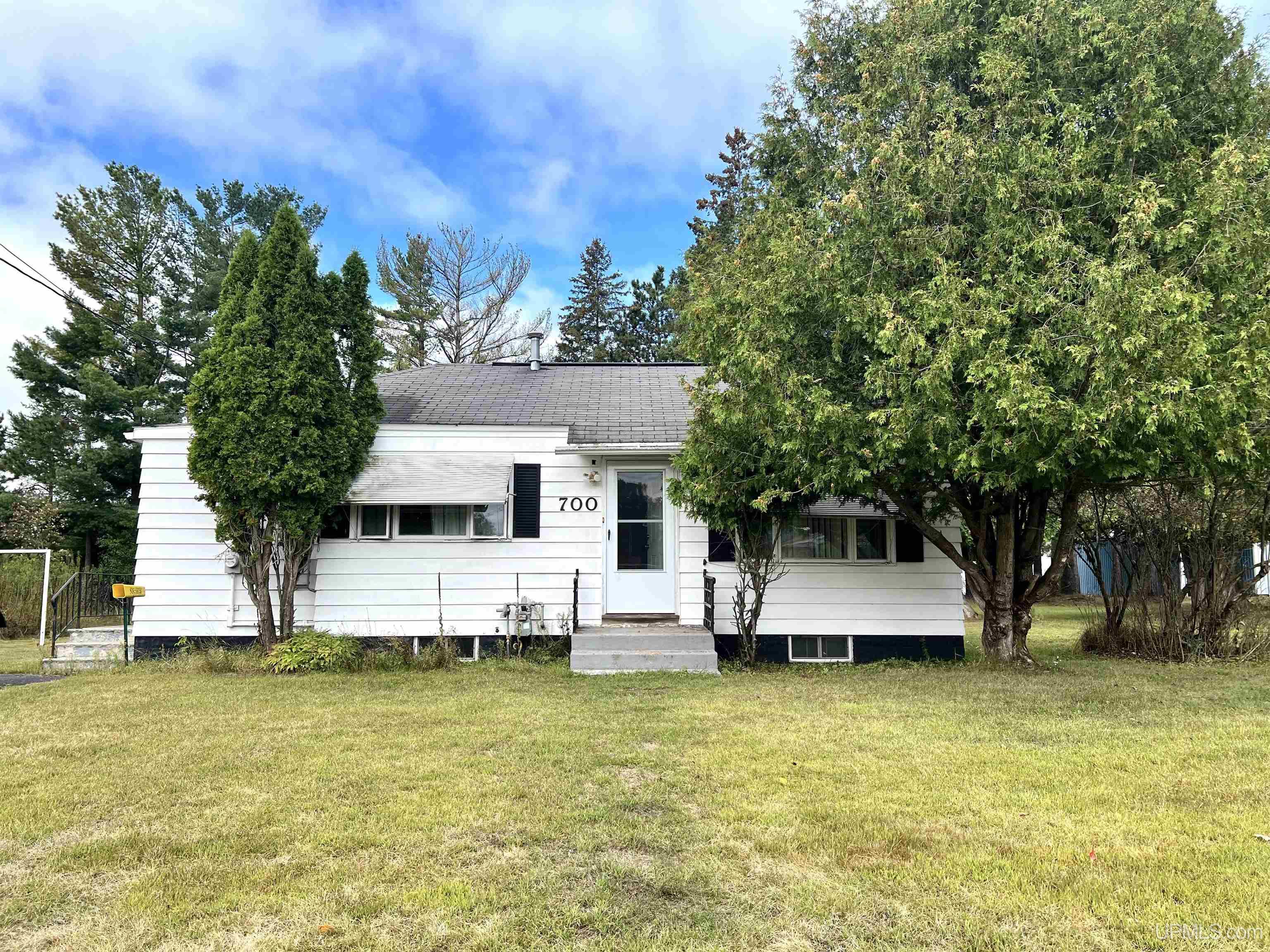 Elizabeth St, Kingsford, MI 49802