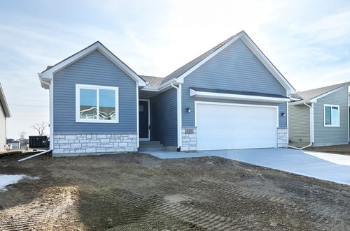 813 3rd St Nw, Bondurant, IA, 50035-1489 | Card Image