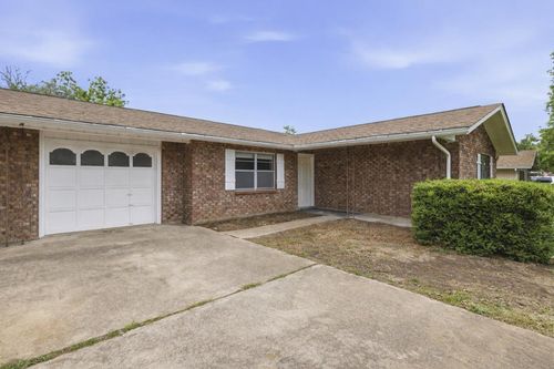 b-301 N Manor Dr, Kerrville, TX, 78028 | Card Image