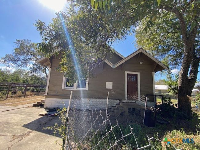 409 E Hochheim St, House other with 3 bedrooms, 2 bathrooms and null parking in Yoakum TX | Image 15