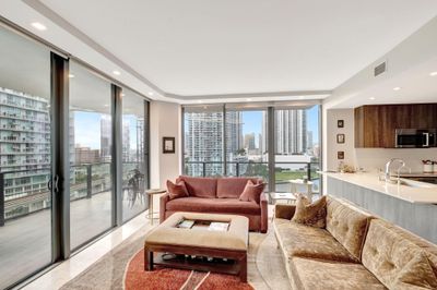 712 - 88 Sw 7th Street, Condo with 3 bedrooms, 3 bathrooms and null parking in MIAMI FL | Image 3