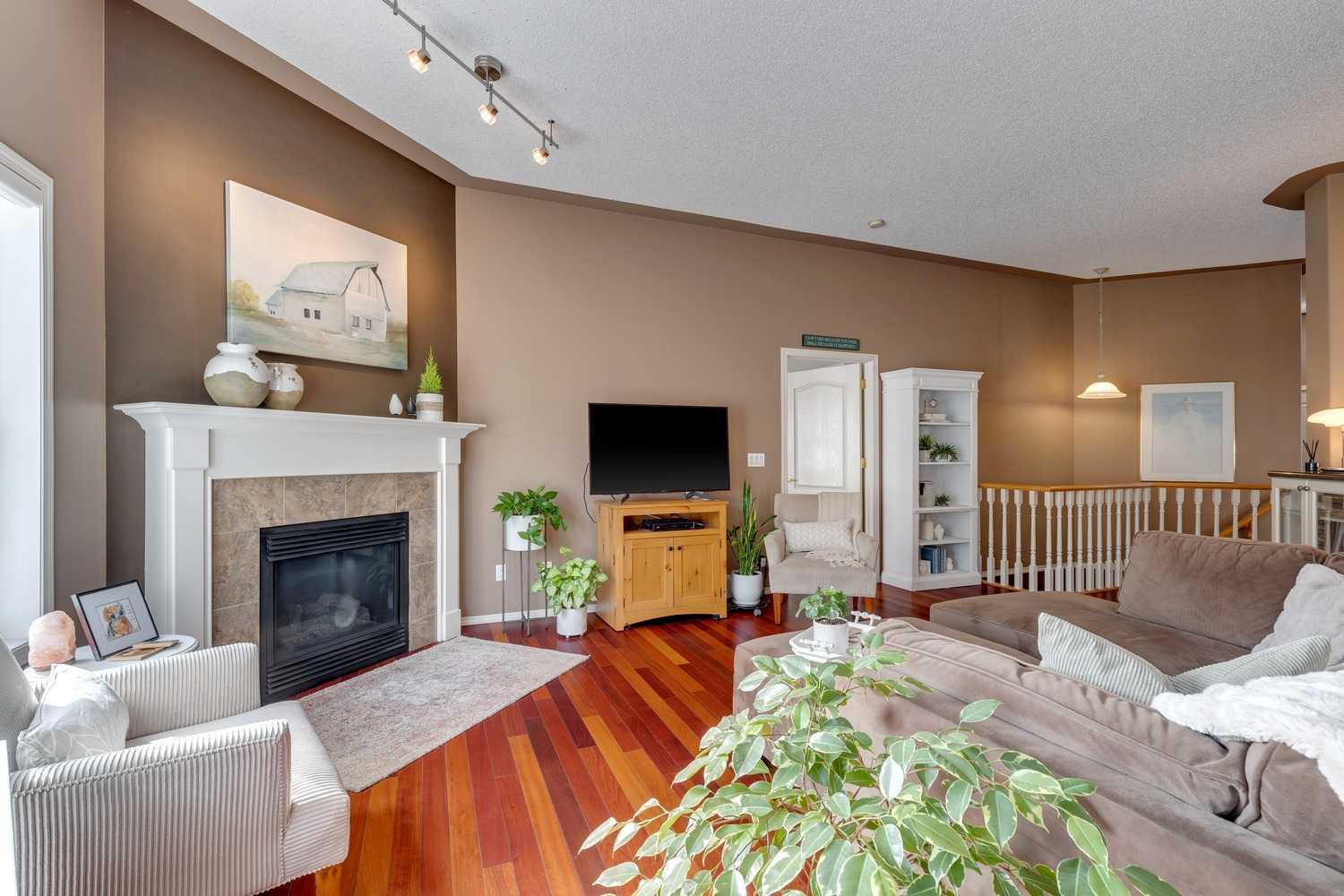 22 Mt Alberta Manor Se, Home with 4 bedrooms, 3 bathrooms and 4 parking in Calgary AB | Image 7