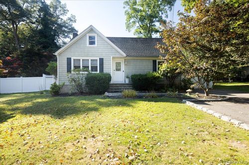 30 Covington St, S Huntington, NY, 11746-8406 | Card Image