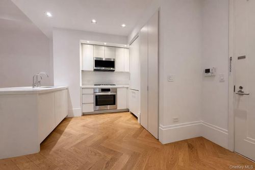 8a-101 Wall Street, New York, NY, 10005 | Card Image