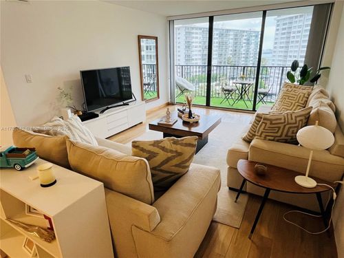 apt-811-1450 Brickell Bay Dr, Miami, FL, 33131-3639 | Card Image