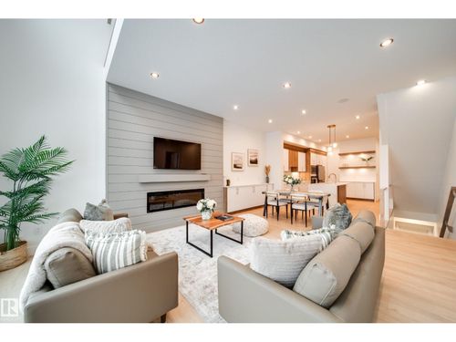 {{alt}} | Card Image