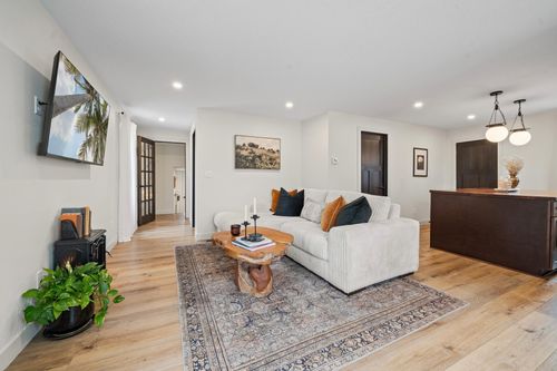 617 10th Ave W, Alexandria, MN, 56308-2206 | Card Image