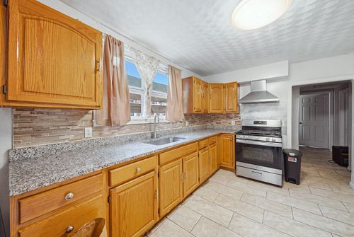 8 Cady St, Lowell, MA, 01852 | Card Image