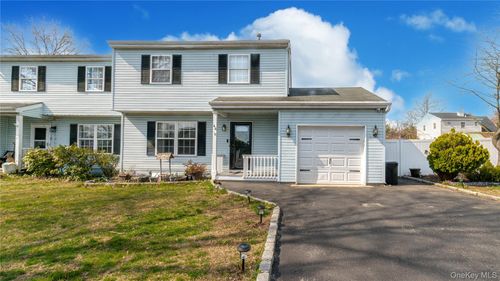 44 Oak St, Islip, NY, 11751-2808 | Card Image