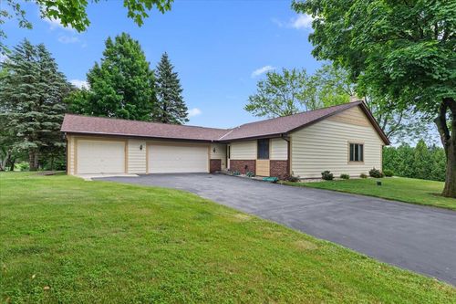 4294 Bonmaur Ter, Slinger, WI, 53086-9368 | Card Image