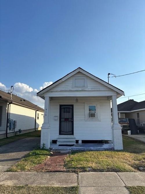 916 Romain St, Gretna, LA, 70053-3253 | Card Image