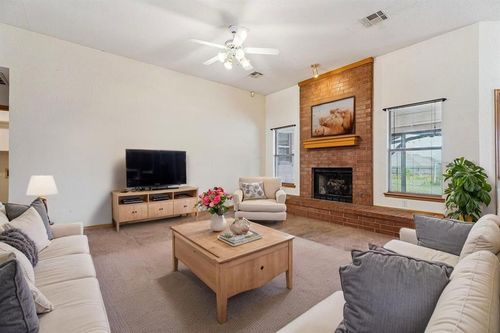 913 Se 34th St, Moore, OK, 73160-7725 | Card Image