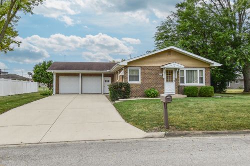 2 W Edgewood Dr, Pontiac, IL, 61764-1647 | Card Image