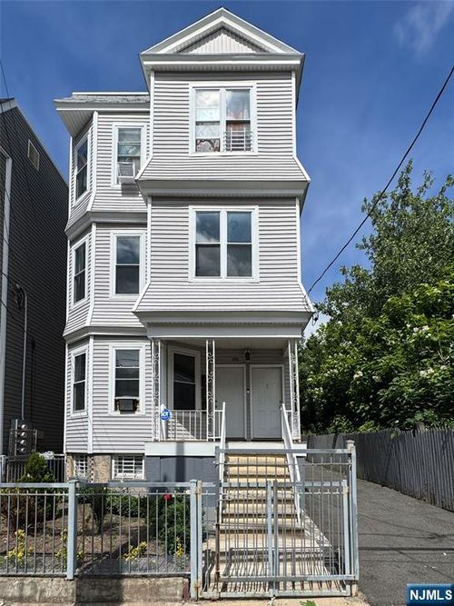195 22nd St, Irvington, NJ, 07111-4427 | Card Image