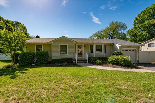 7 Edscho Ln, Commack, NY, 11725-4805 | Card Image