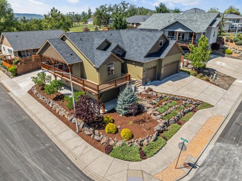 22 Terra Linda Ct, Eagle Point, OR, 97524-8635 | Card Image