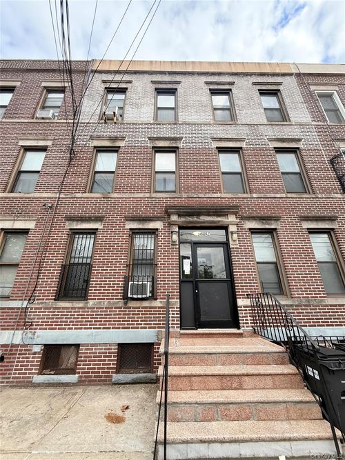3067 42nd St, Astoria, NY, 11103-3040 | Card Image
