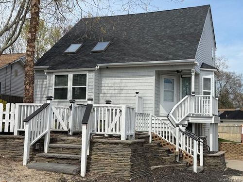 31 Sayville Rd, Sound Beach, NY, 11789-2817 | Card Image