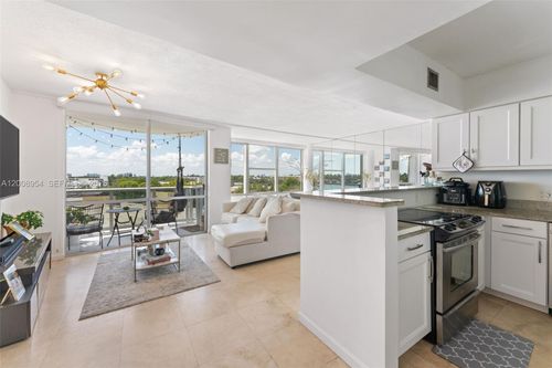 421-900 Bay Dr, Miami Beach, FL, 33141-5623 | Card Image