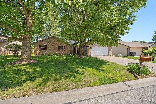 401 Kim Dr, Fairview Heights, IL, 62208-3735 | Card Image