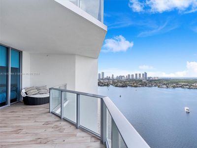 LPH8 - 17111 Biscayne Blvd, Condo with 2 bedrooms, 3 bathrooms and null parking in North Miami Beach FL | Image 2